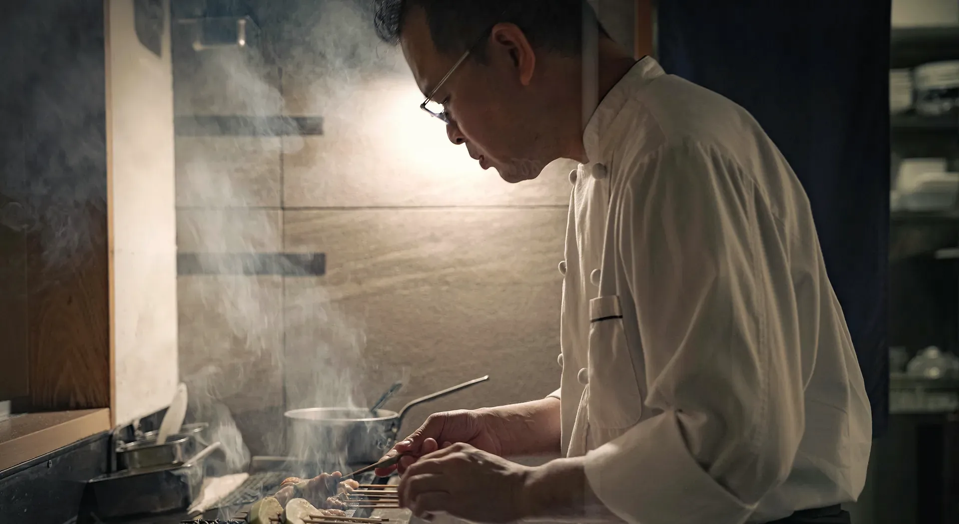 焼き場に立つ焼鳥 鈴音の店主