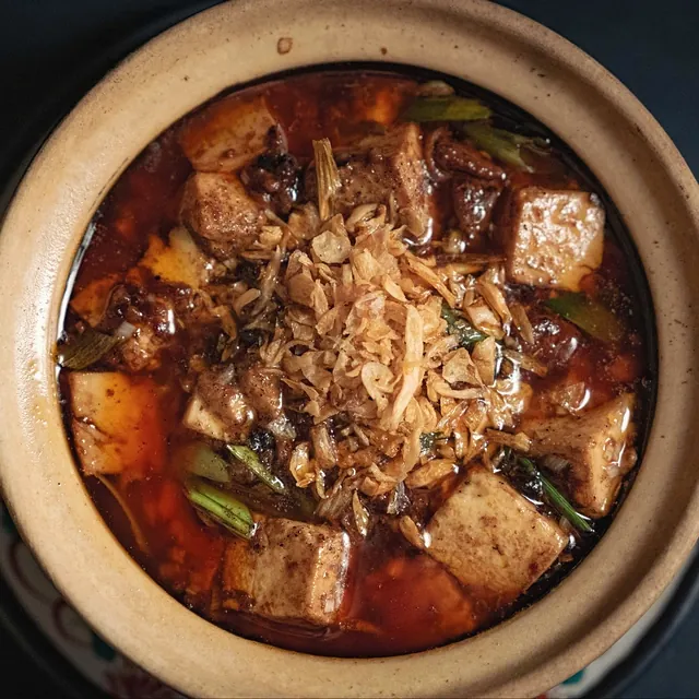 上から見た焼鳥 鈴音の土鍋の麻婆豆腐