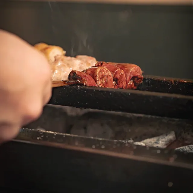 焼鳥 鈴音の焼き台で焼く串