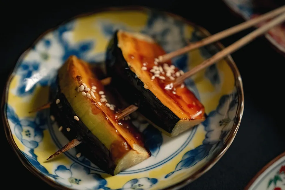 焼鳥 鈴音の胡麻をのせた茄子の串