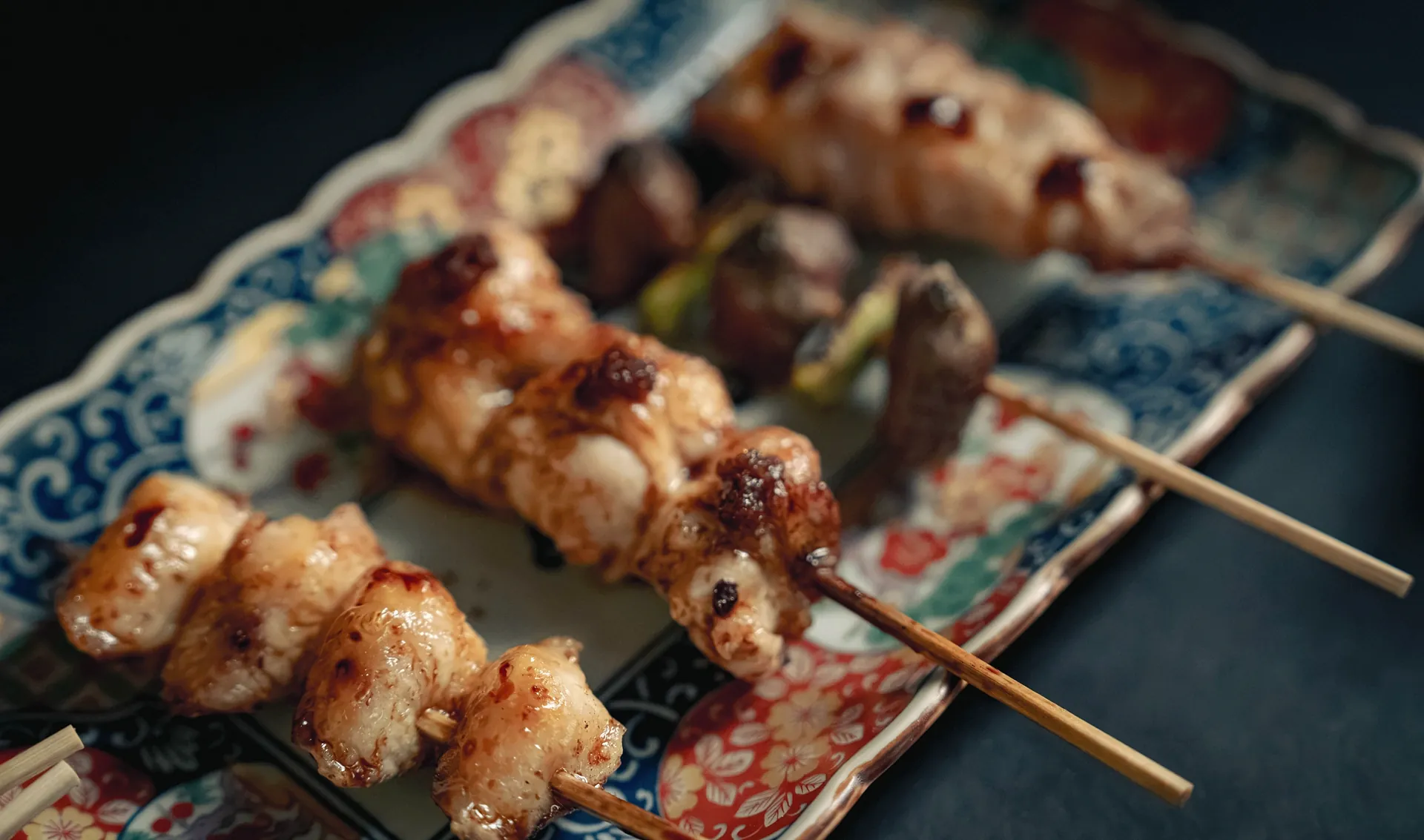 焼鳥 鈴音の長皿に並べた串